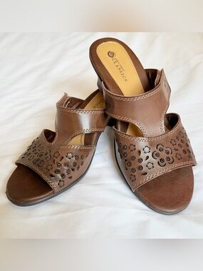 Earth Spirit Brown Leather Comfort Sandals Size 8.5 Adjustable Low Heel